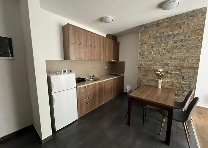 Sunny Pines 즐라티보